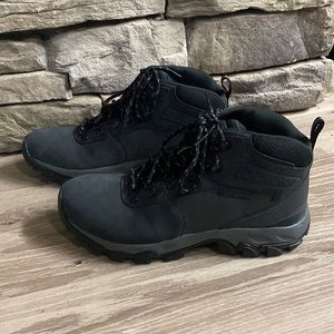 Columbia hiking boots/8